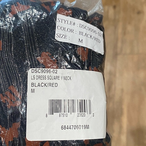 COLLECTIVE CONCEPTS-Square V-neck Dress- Size: Medium-Color: Black/Red-NEW!! - Picture 3 of 16